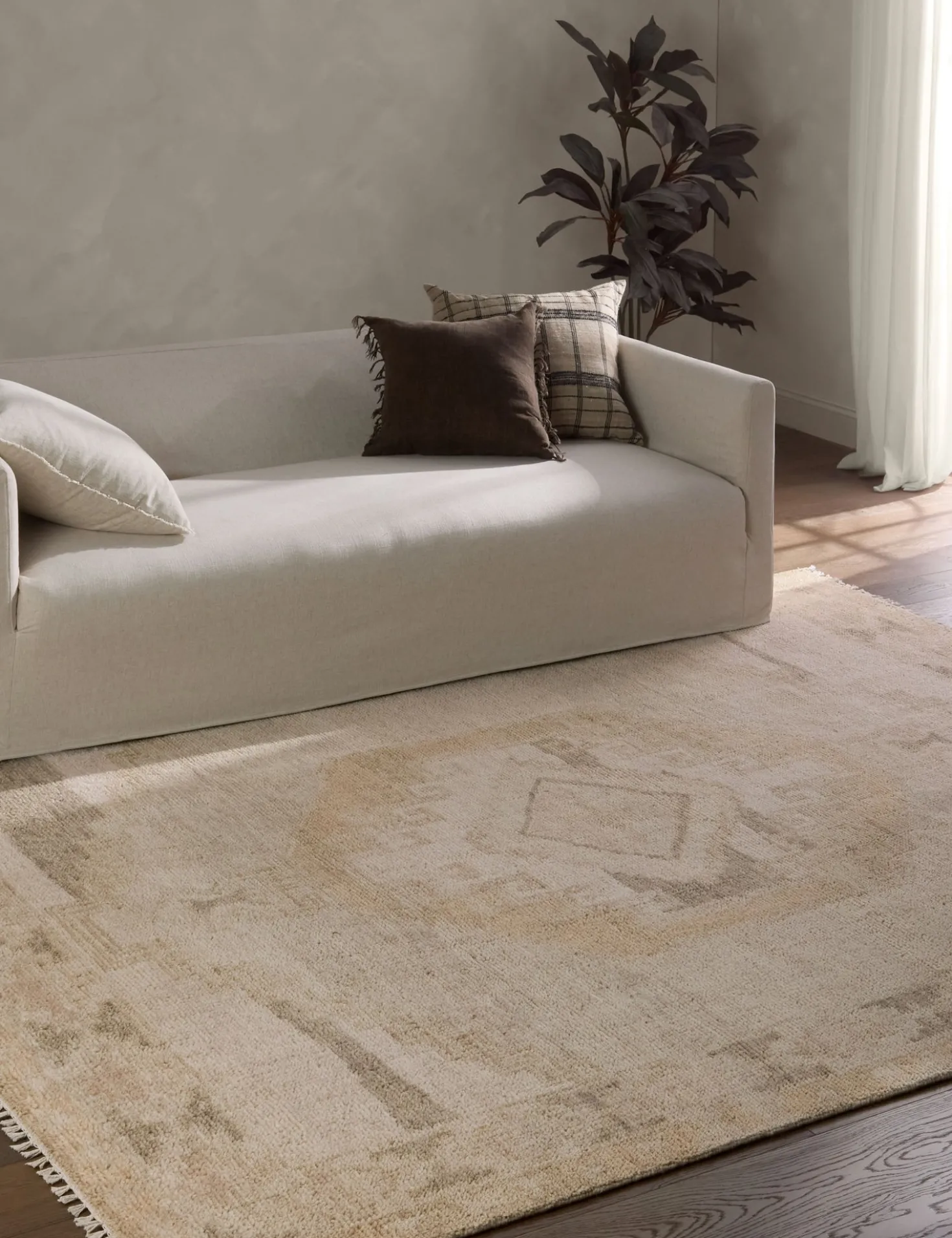 Ambretta Hand-Knotted Wool Rug