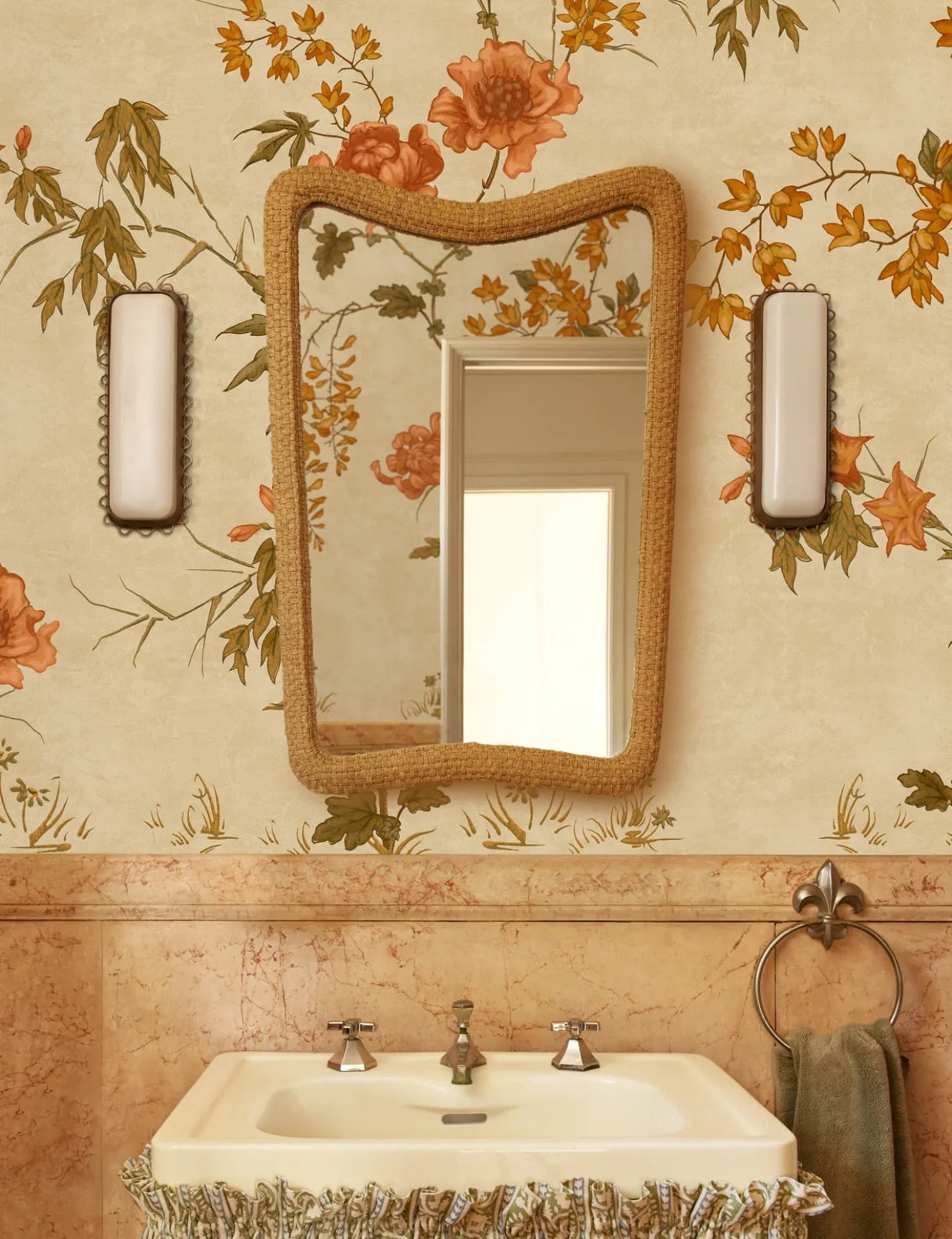 Anora Mirror