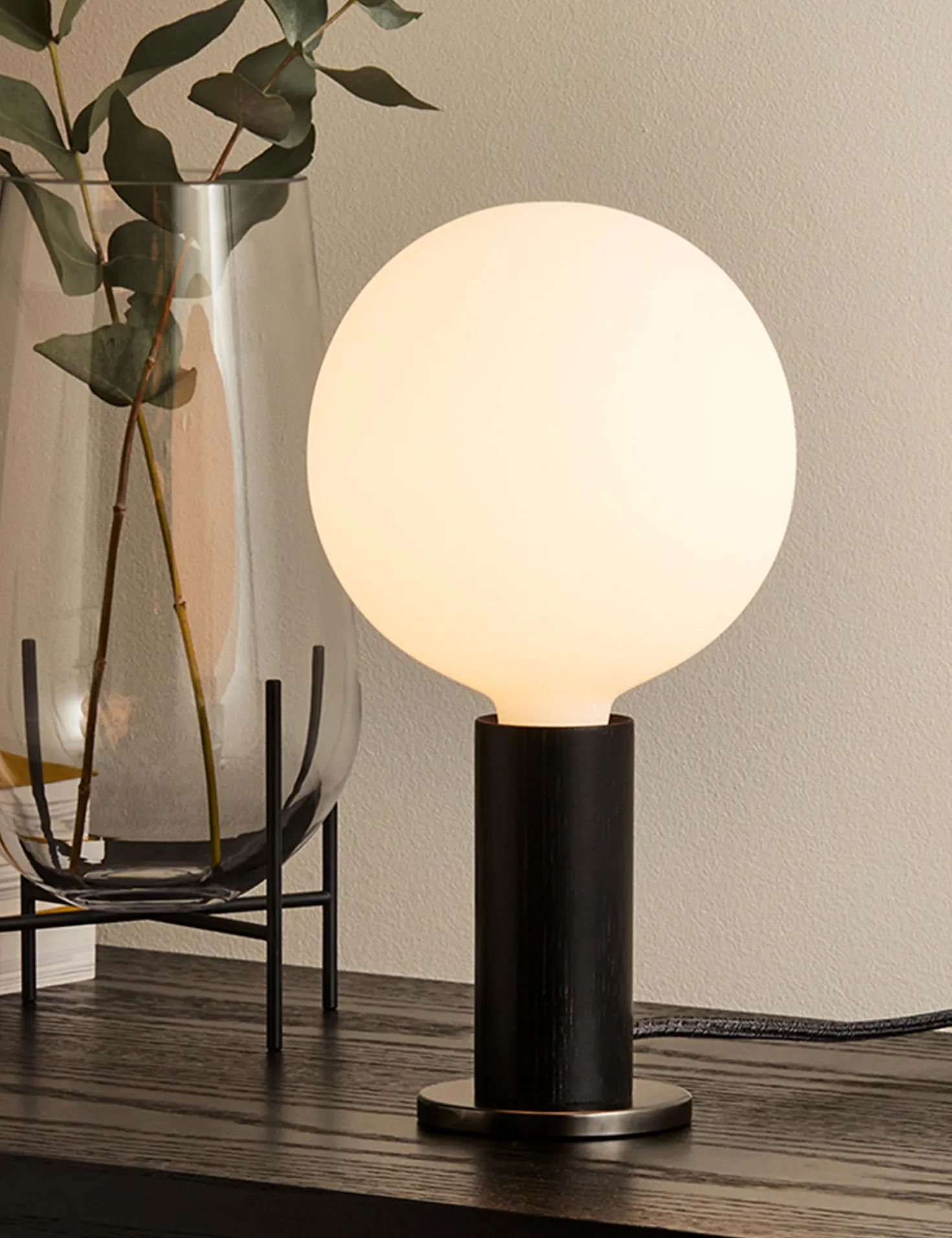 Knuckle Table Lamp with Sphere IV by Tala