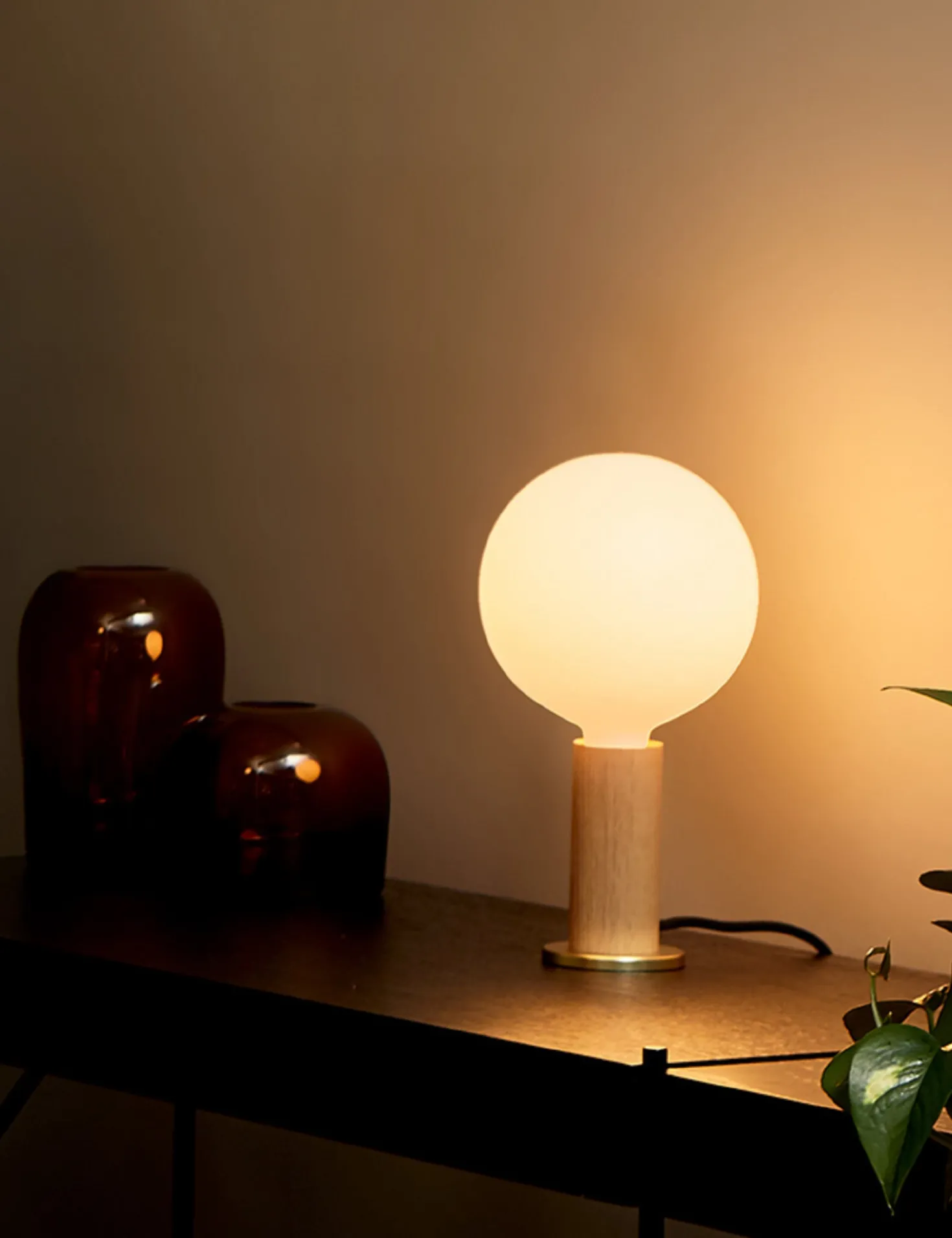 Knuckle Table Lamp with Sphere IV by Tala