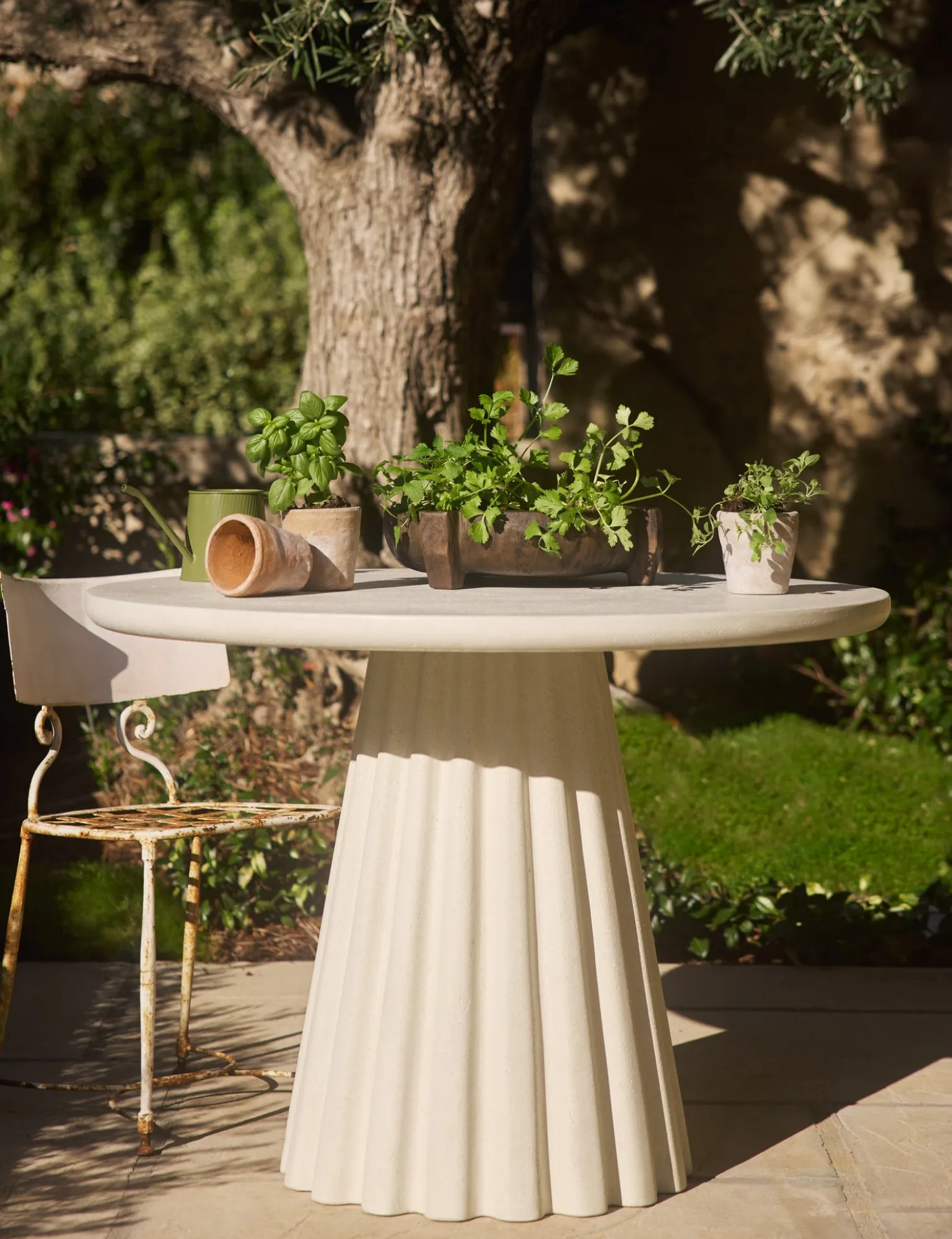 Lazenby Indoor / Outdoor Round Dining Table